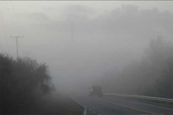 لاہور: موٹروے اور اس کے گردونواح میں شدید آندھی، حدِ نگاہ صفر