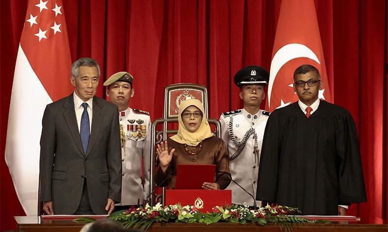 سنگاپور کی پہلی خاتون صدر نے تنقید کے باوجود حلف اٹھا لیا