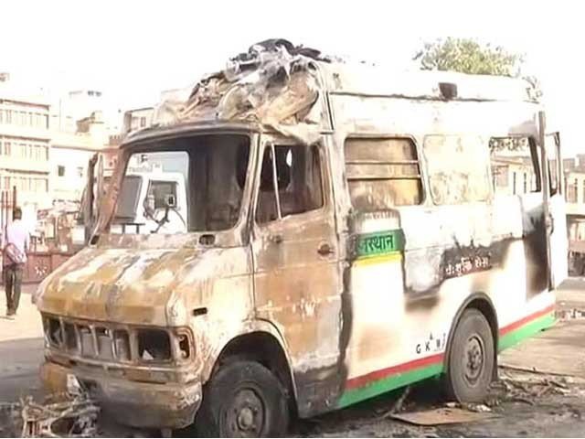 بھارت میں پولیس کے خلاف ہنگامے پھوٹے پڑے، کرفیو نافذ