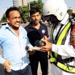 Karachi: Traffic Police Dynamic, challan of 7 lakhs to citizens not worn on helmets