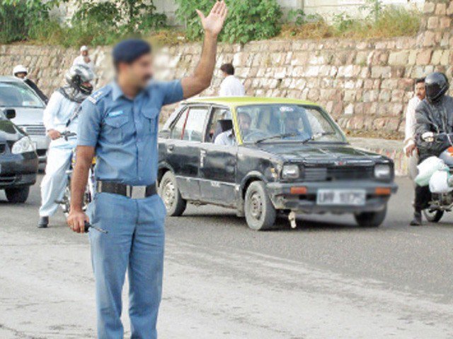 Fake traffic warden arrested by citizens challan