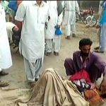 Woman outside the hospital gave birth to a baby on the road in Raiwind