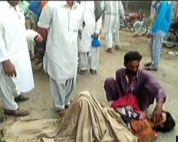 Woman outside the hospital gave birth to a baby on the road in Raiwind