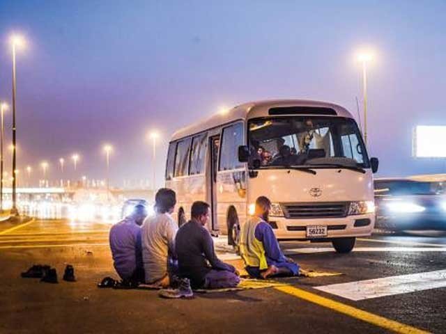 Ban on the roadside car for prayer in Dubai