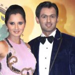 Who did Shoaib Malik sit on bike instead of Sania?
