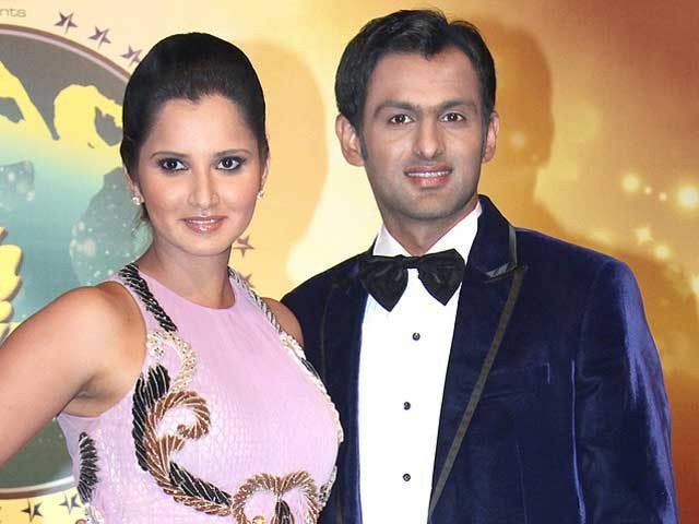 Who did Shoaib Malik sit on bike instead of Sania?