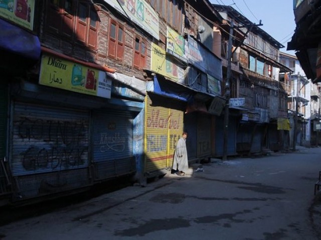 مقبوضہ کشمیر میں 3 شہادتوں کیخلاف مکمل ہڑتال، شر پسندوں نے مزید 10خواتین کے بال کاٹ دیے