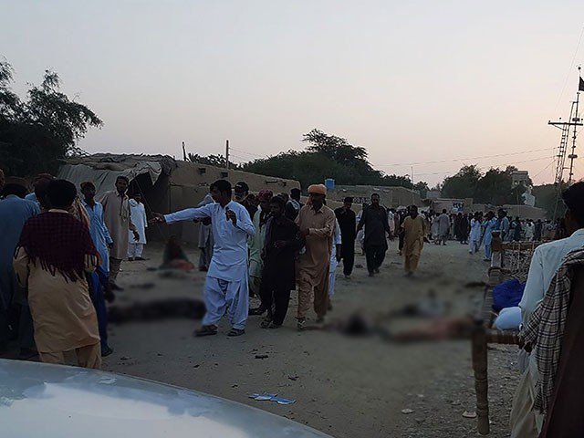 Nahi mehnat kash taab e sheendan dastan meri