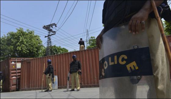 KARACHI: The police closed the road leading to memorable martyrs