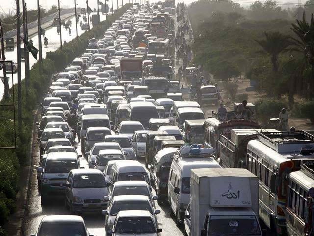 The worst traffic jam on Shara e Faisal due to the closure of Drug Road Bridge in Karachi