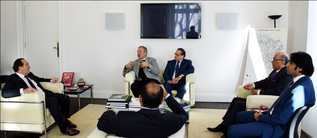 Ambassador of Pakistan to France Moin ul Haque in a meeting with Mr. Pierre Bédier President of General Council of Yvelines District during his visit to the city of Versailles, near Paris, today(28.11.2017) 