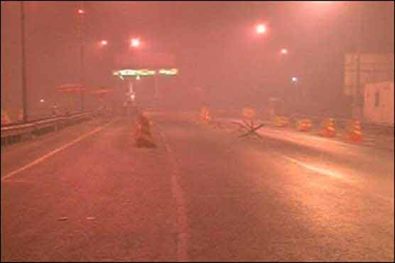 Severe fog in Faislabad, look limit extremely low, motorway closed for traffic