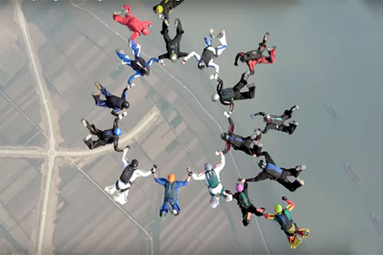 China: Excellent demonstration of sky diving on the river Yangtze