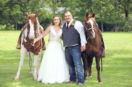 Naughty horse defective the image of the bride
