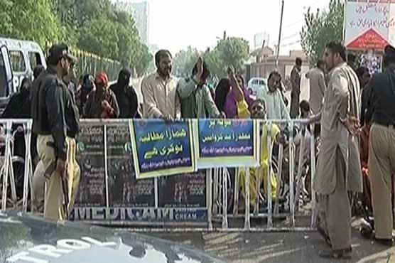 KARACHI: Increase quota in jobs; Disabled persons protest
