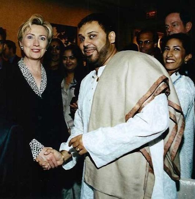 Real Picture, of, Hillary, Clinton, with, Indian, musician