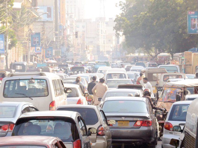 The worst traffic jam to deteriorate the sewage line on Nipa chowrangi in Karachi