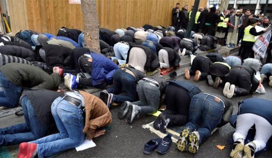 France: Praying on the road due to lack of space in the clashee