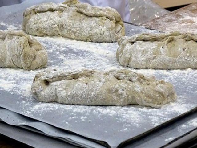 Prepare the first double bread of the world made from snake