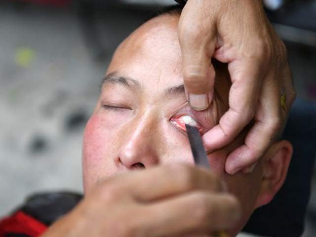 The barber claims to accelerate people's views from eyes shave