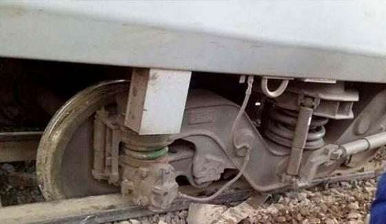Khushhal khan express engine fell from track, passenger safe