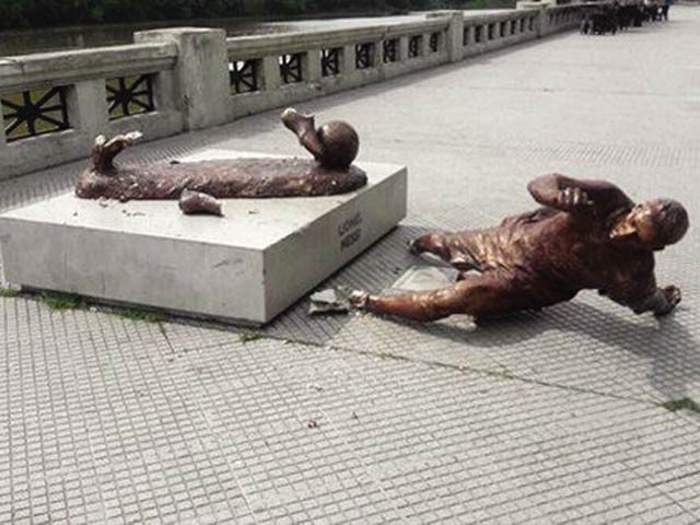 Argentine star Lionel Messi statue broke second time