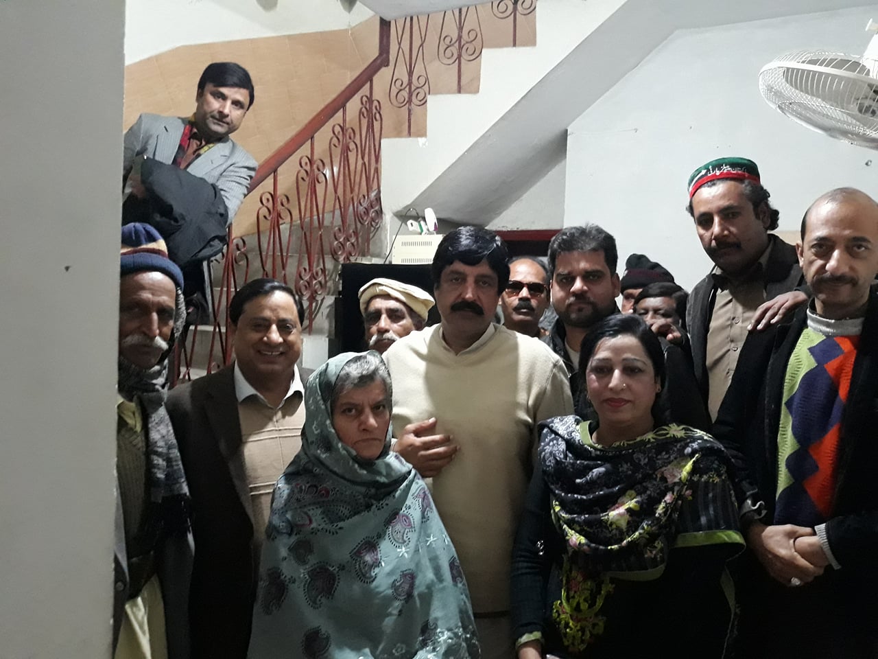 Qari Farooq Ahmed, Farooqi, presenting, Flowers, to, Haji Gulzar Awan, on, being, Vice President, PPP, Rwp, Division