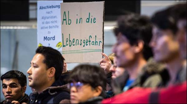 Refugees take a thousand euros and return home