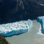 Public focus of he sliced ​​piece separated from glacier in Chile
