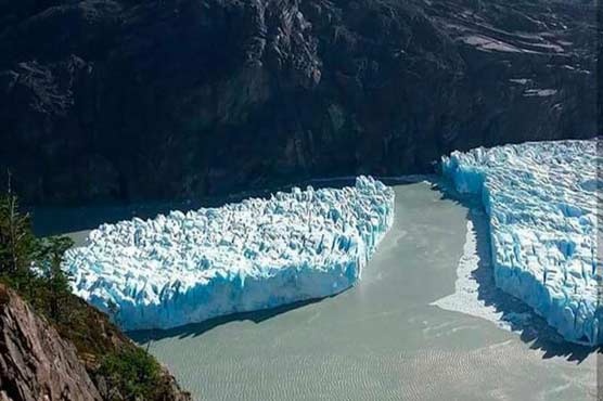 Public focus of he sliced piece separated from glacier in Chile