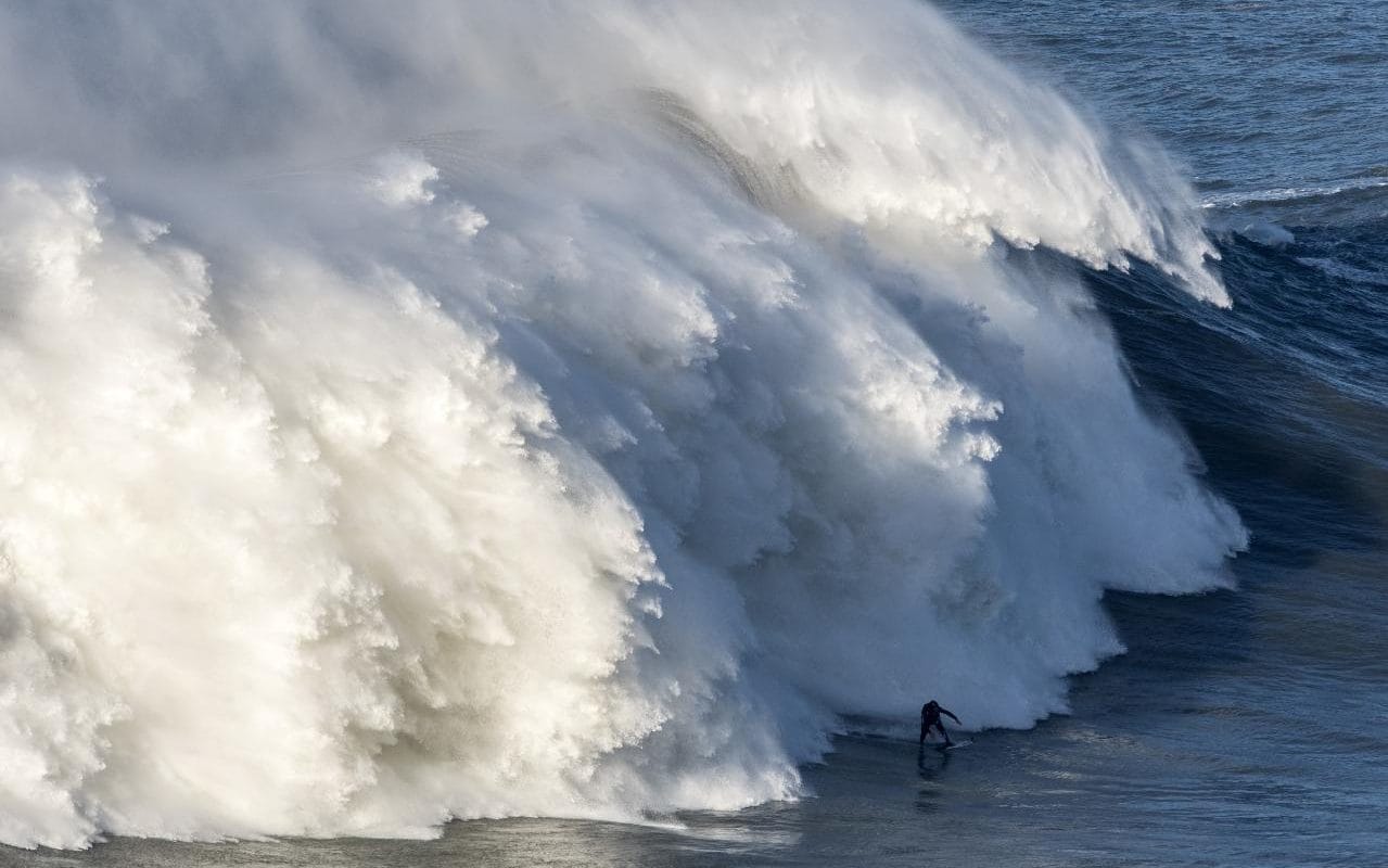 Portugal: Young surfing at the ocean was expensive