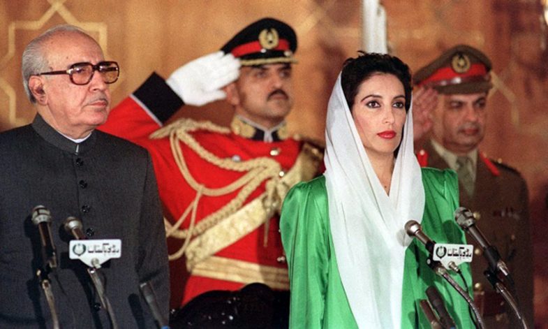 Benazir Bhutto (R) and President Ghulam Ishaq Khan, stand as the national anthem is being played before oath taking of Mrs Bhutto as first woman Prime minister of Pakistan and of moslem world, 02 december 1988.
