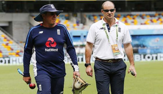 English cricketers relax in the curfew time got up to halfway