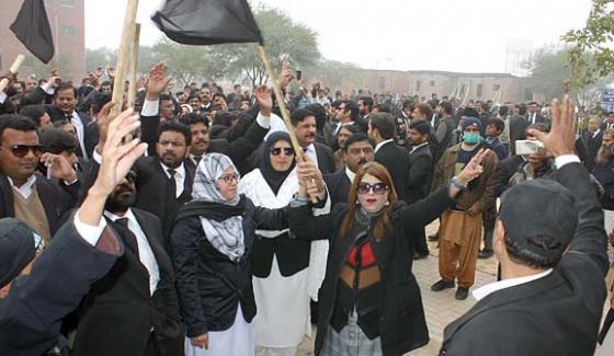 Lawyers, protest, in, Multan, protesters, presented, themselves, before, police