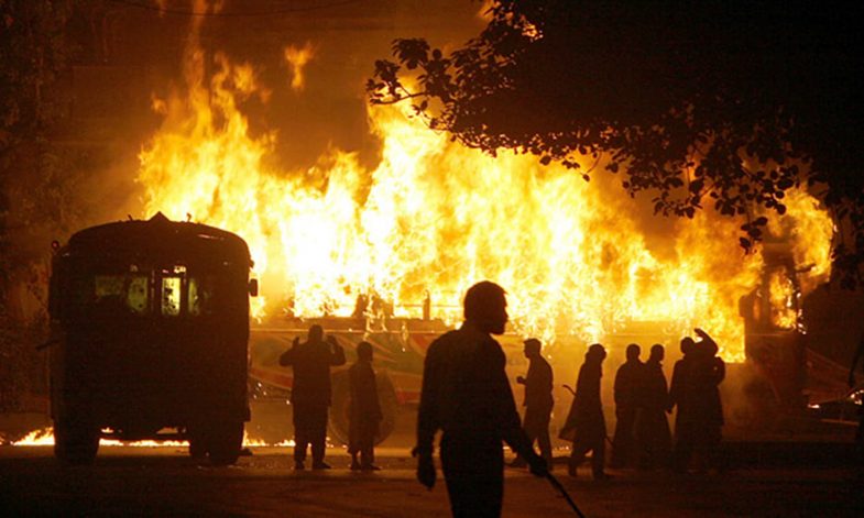 Angry protesters burn vehicles to protest the killing of Pakistan's former Prime Minister Benazir Bhutto, Thursday, Dec. 27, 2007 in Karachi, Pakistan. Bhutto was shot and killed in a suicide attack on her vehicle in Rawalpindi.(AP Photo/Shakil Adil)