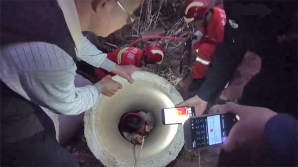 China, a 11-year-old girl stuck in cement pipe