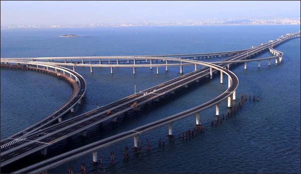 The world's largest bridge was completed in China
