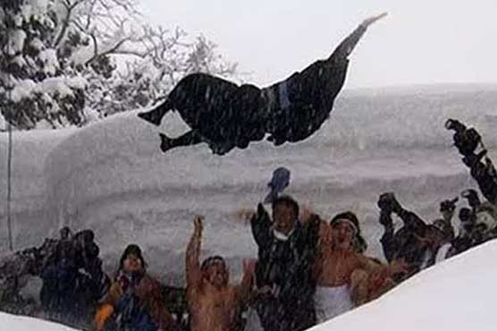 The ritual of throwing new grooms in Japan