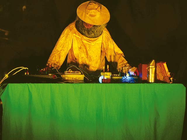 Preparation of electronic music from bees tackle