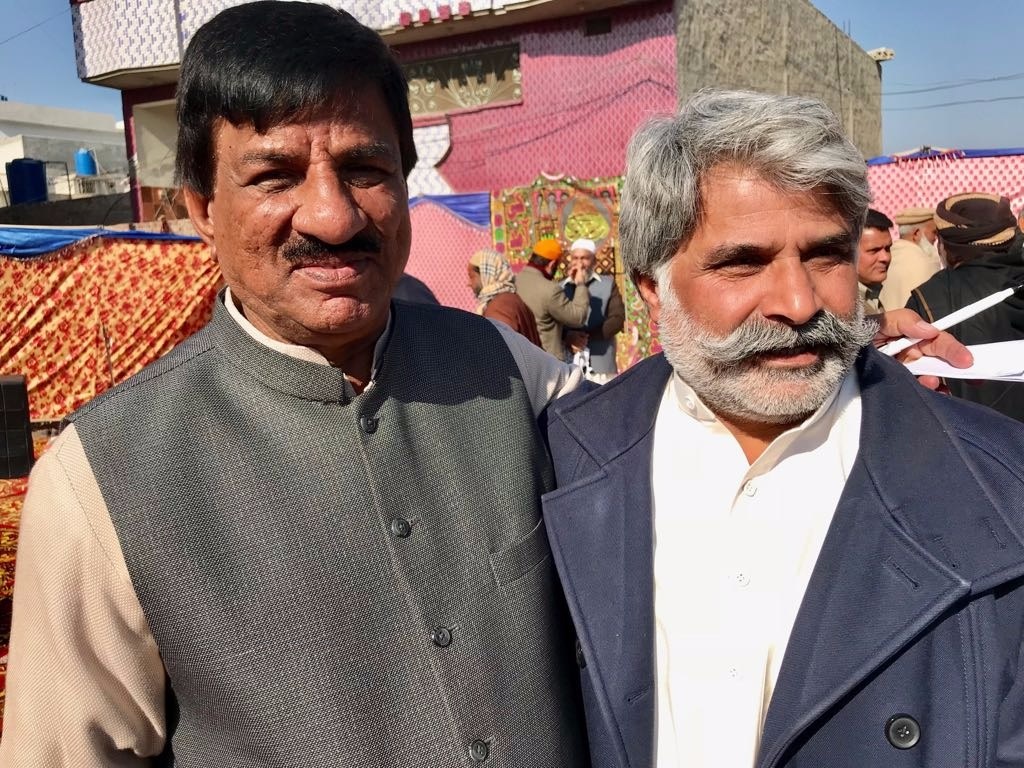 لالہ موسیٰ کی ممتاز صحافتی شخصیت افضال طاہر اور قاری فاروق احمد فاروقی کا گروپ فوٹو