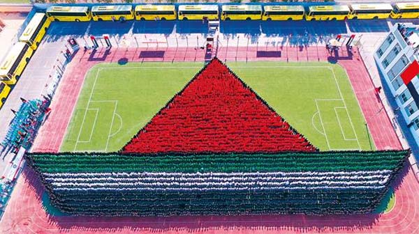 Sharjah: Students demonstrate the world's largest human boat