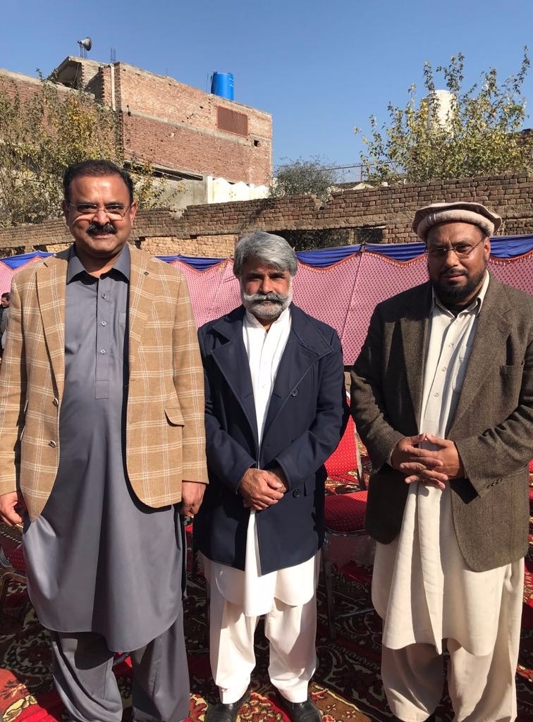 پیپلز پارٹی فرانس کے سابق چیف آرگنائزر قاری فاروق احمد رسم قل کے موقع پر چوہدری جہانگیر نواز آف ناروے اور حافظ محمد اقبال سیالوی کے ساتھ گروپ فوٹو