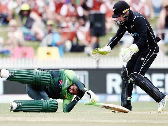 Shoaib Malik got the ball on the head during batting