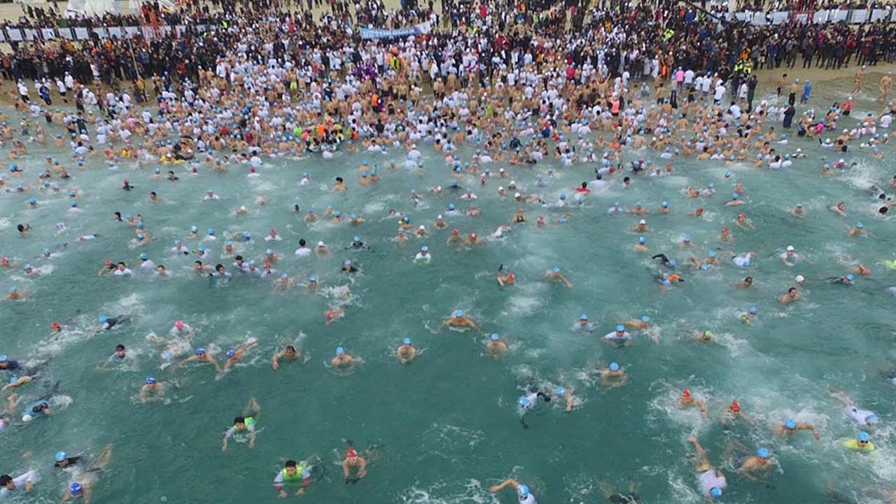 Thousands of people fight off in cold