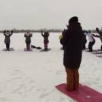 Canada: dozens of people yoga on the icy pond