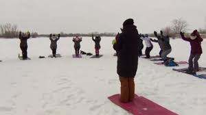 Canada: dozens of people yoga on the icy pond