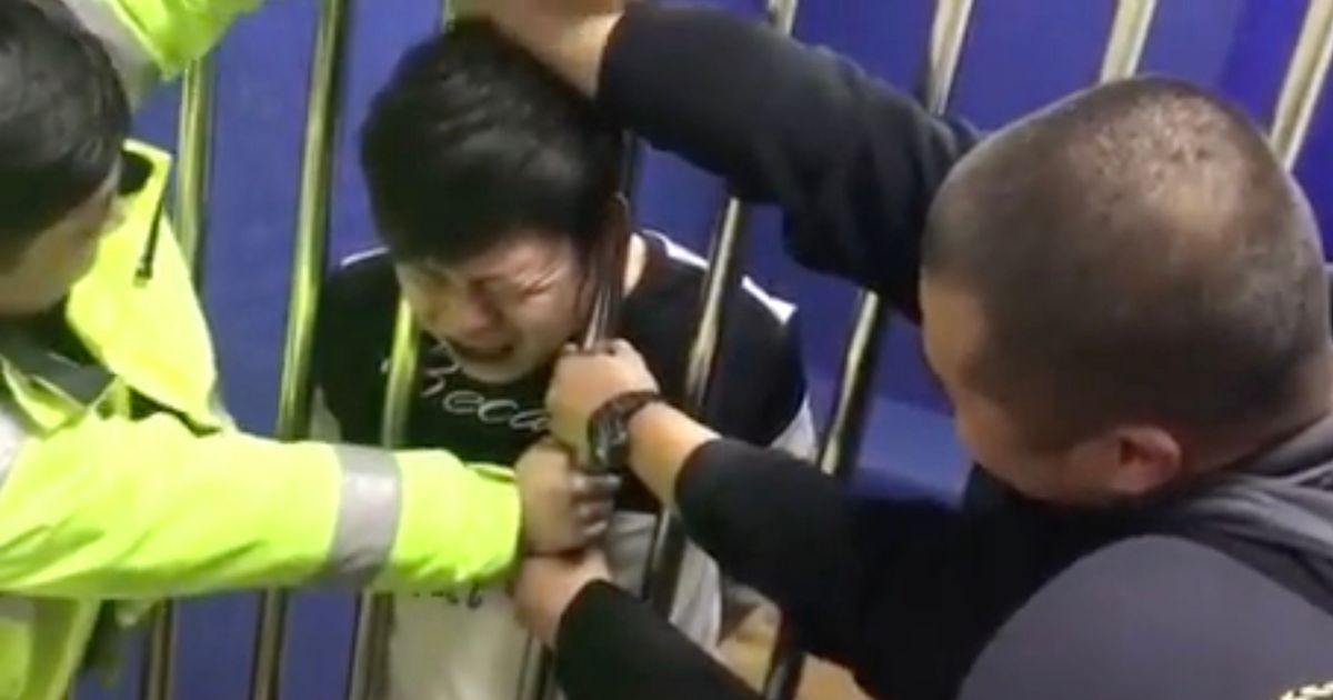 The Chinese offender stuck his head in prison bars