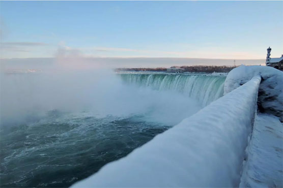 Dexterous cold in the North America, the water of niagara waterfall freez
