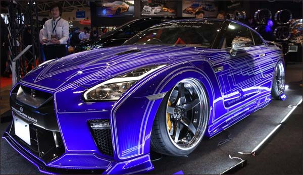 The world's largest customs car show begins in Japan