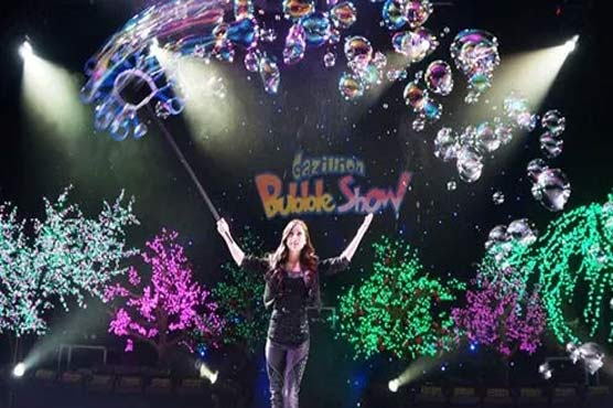 Holding International Bubble Show in New York